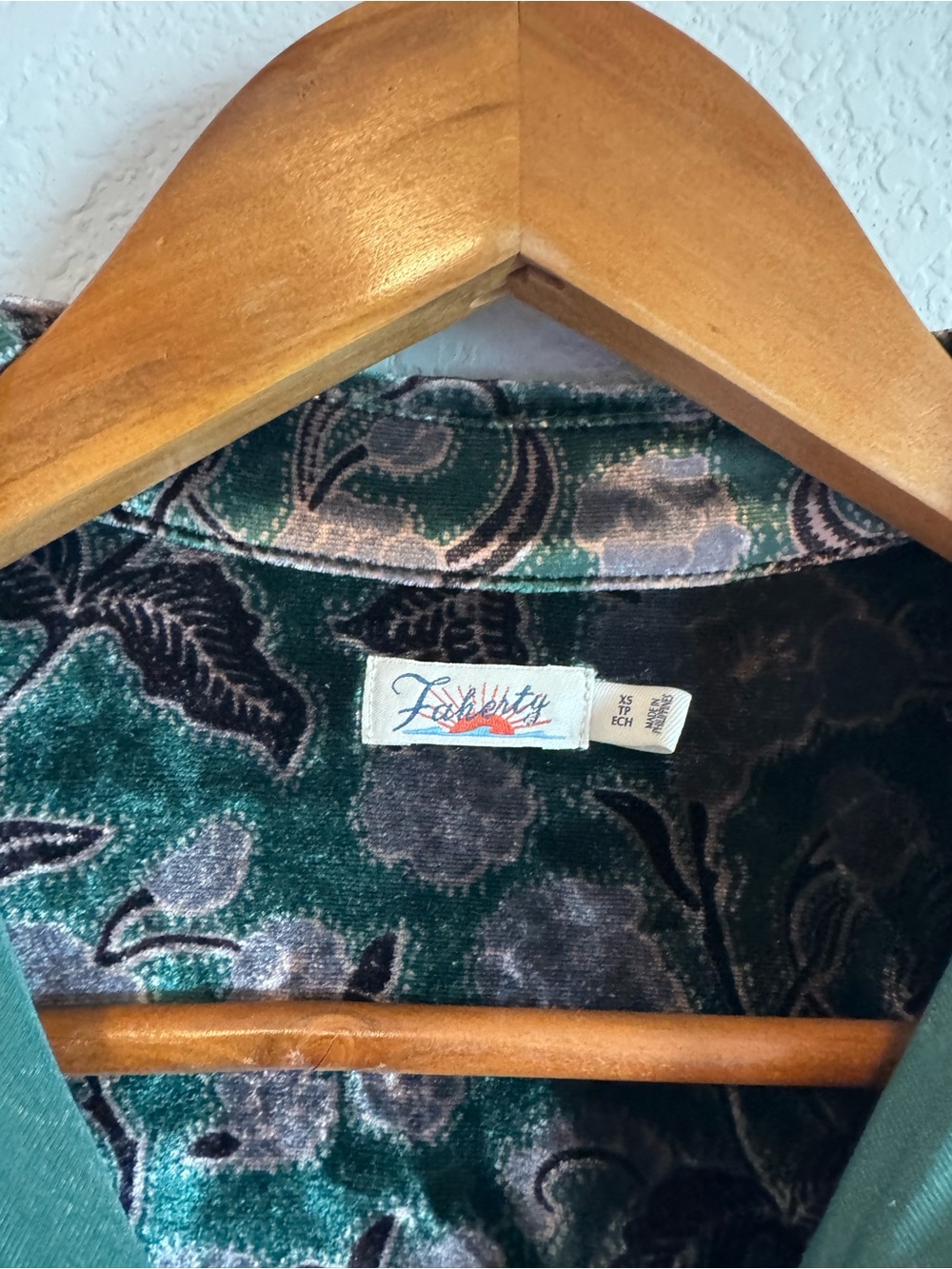 Faherty Women's Green Floral Genevieve Stretch Silk Velvet Button Down Top XS - Picture 5 of 10